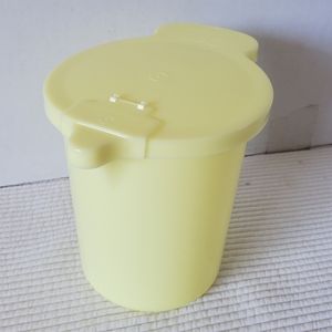 Tupperware Yellow Milk Pitcher Vintage Plastic 40 oz. Large 131-2 5.5" Flip Top